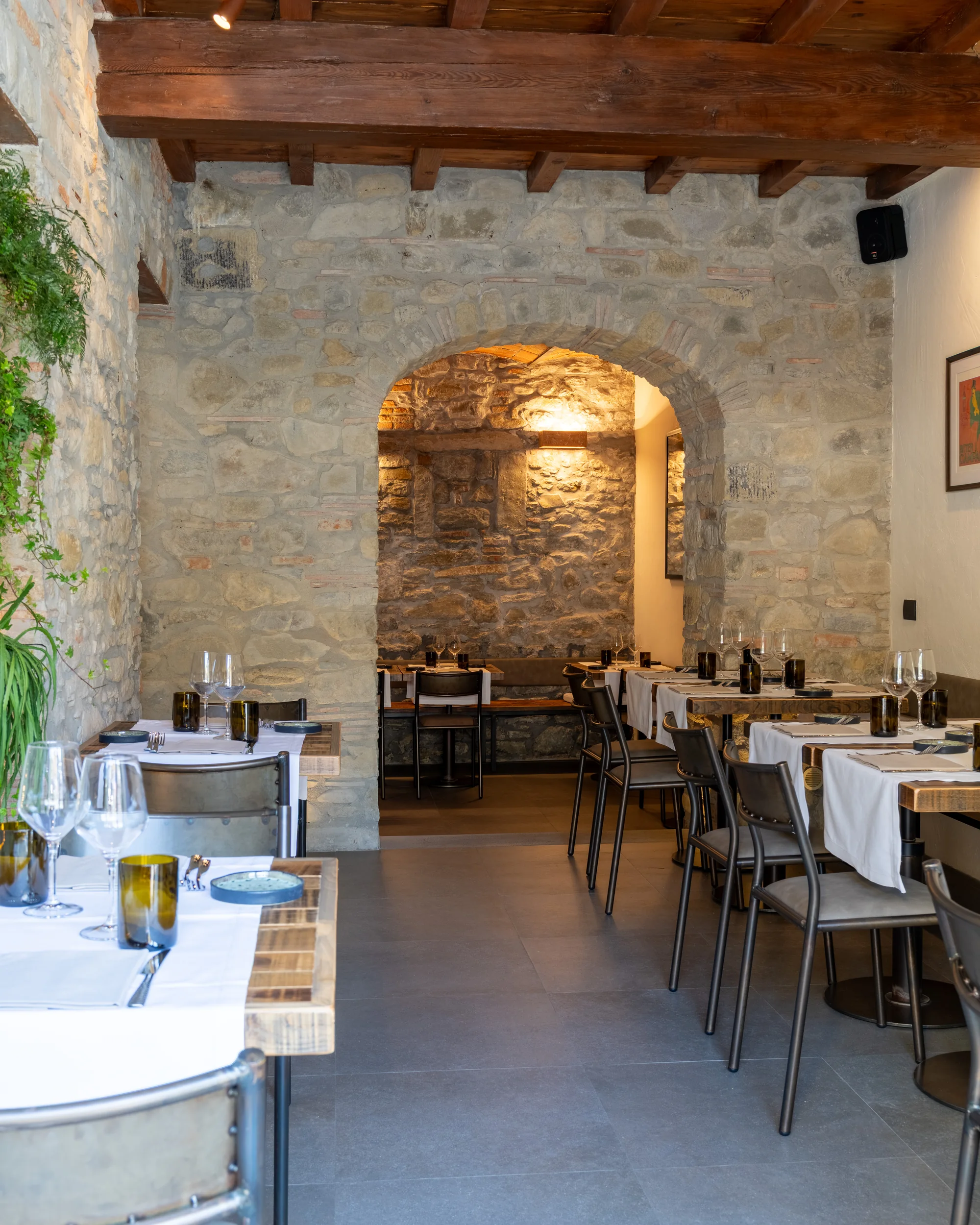 Archi in pietra e travi in legno nella sala dell’Osteria Baglioni