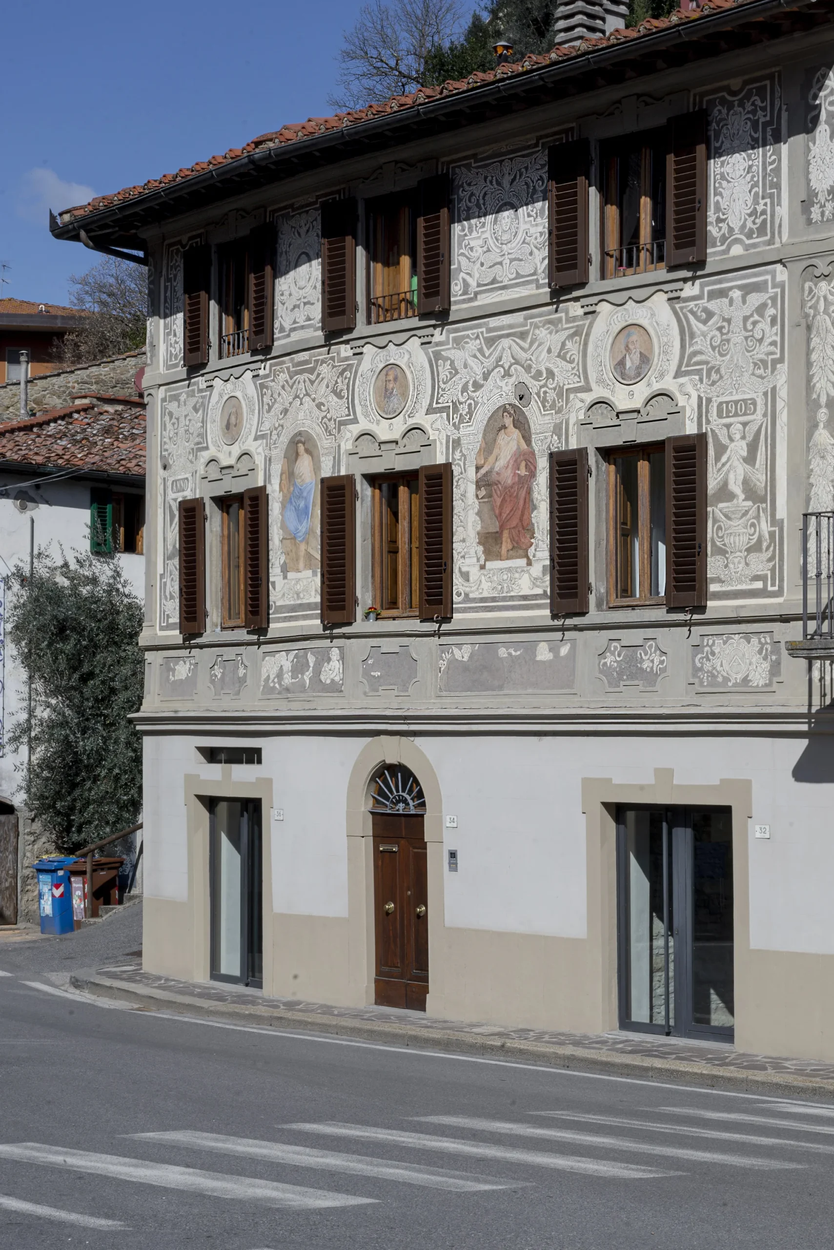 La facciata completa del Palazzetto Baglioni a Londa